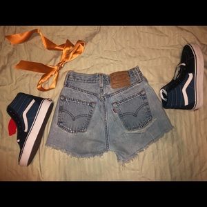 Women’s LEVI light washed high wasted shorts